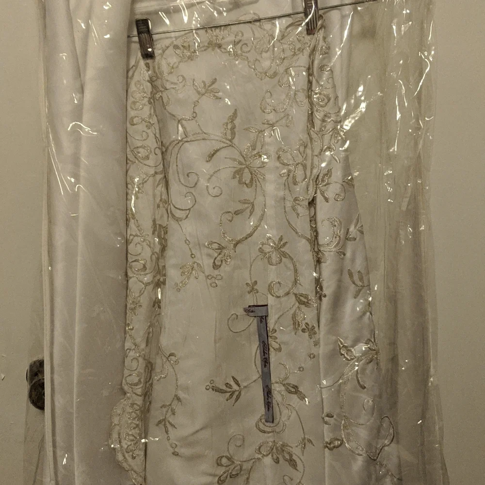 Wedding Dress with train,shoes,boquet - Picture 4 of 4